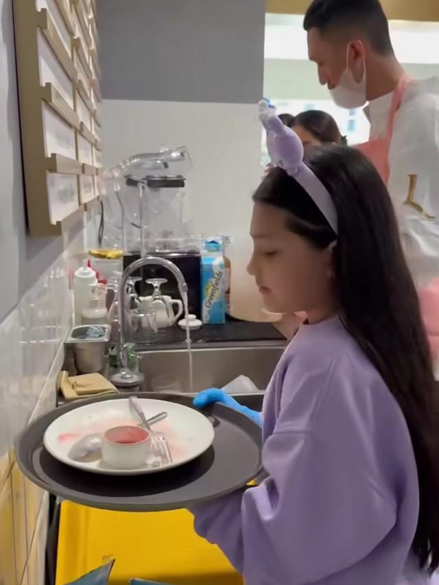 Arsy Hermansyah kerja jadi pramusaji