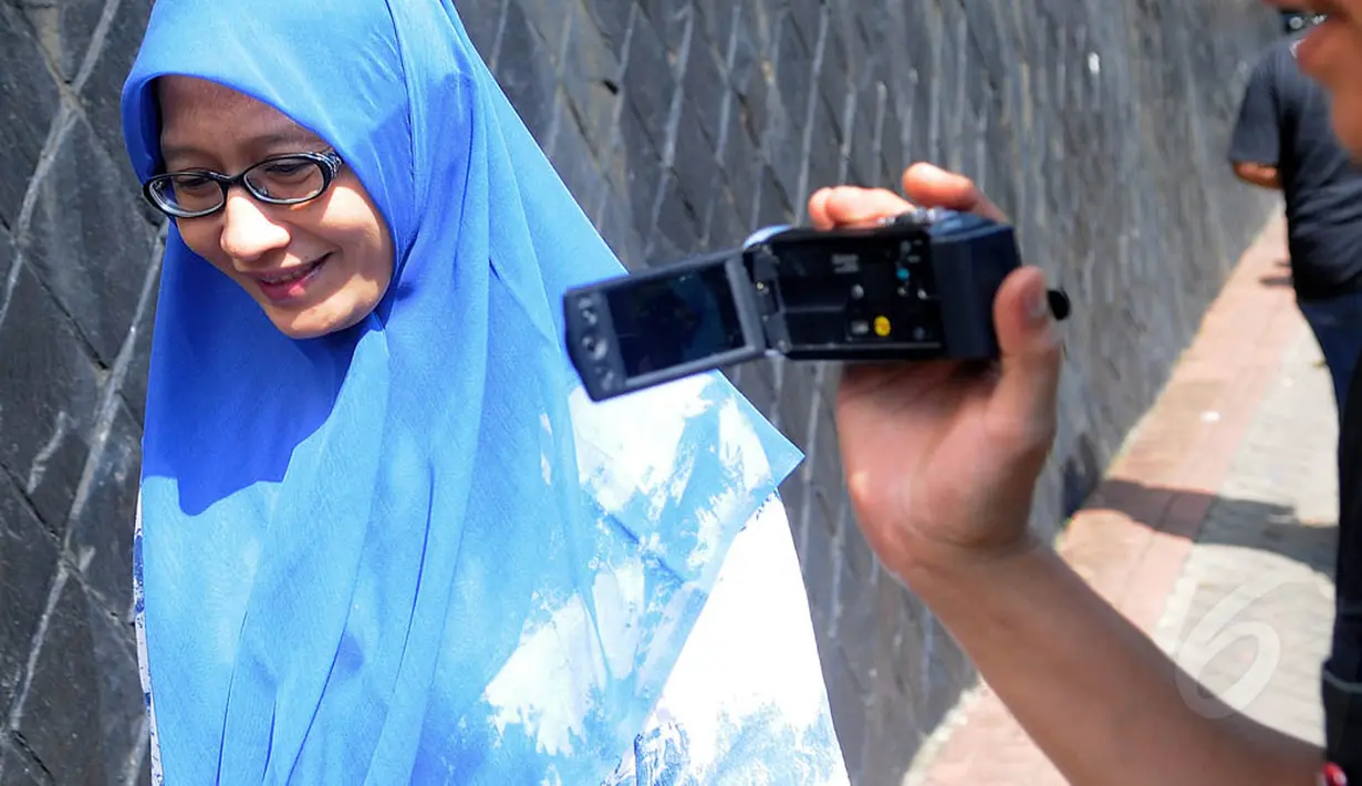 Istri Anas Urbaningrum mendatangi gedung Komisi Pemberantas Korupsi (KPK), Jakarta , Selasa, (1/7/14) (Liputan6.com/Faisal R Syam)