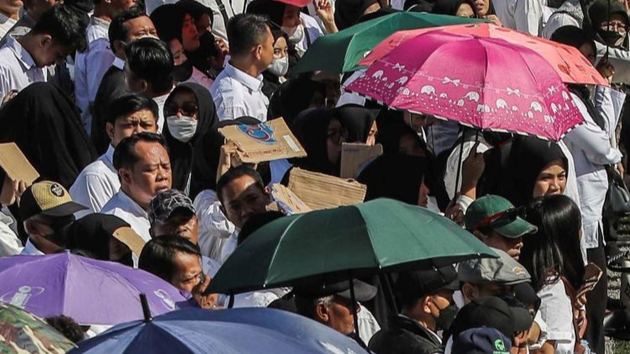 Meski begitu beberapa petugas KPPS juga terlihat membawa payung karena tak tahan dengan cuaca panas.<br>(Foto liputan6..com / Angga Yuniar)<br>
