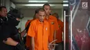 Tersangka dihadirkan saat rilis kasus pencurian ATM dan penipuan di Polda Metro Jaya, Rabu (25/9/2019). Polisi menangkap sembilan orang dari tiga kasus berbeda dengan barang bukti berupa puluhan unit handphone, berbagai jenis kartu ATM, tusuk gigi, dan amplas. (Liputan6.com/Immanuel Antonius)