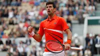 Petenis Serbia, Novak Djokovic berselebrasi setelah mencetak poin saat melawan petenis Swiss, Henri Laaksonen pada putaran kedua Prancis Terbuka 2019 di Stadion Rolland Garros, Kamis (30/5/2019). Petenis unggulan pertama itu melaju ke babak ketiga usai menang 6-1, 6-4 6-3. (AP/Jean-Francois Badias)