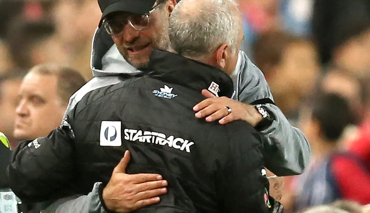 Pelatih Liverpool FC, Jurgen Klopp berpelukan dengan pelatih Sydney FC Graham Arnold usai pertandingan persahabatan di Sydney, Australia (24/5). (AP Photo / Rick Rycroft)