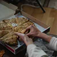 Telat makan menjadi kebiasaan yang sering dilakukan khususnya orang dewasa dikalangan mahasiswa dan pekerja. (Foto: Pexels.com/Eren Li)