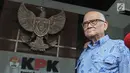 Mantan Menteri Koordinator (Menko) Bidang Perekonomian Dorodjatun Kuntjoro usai pemeriksaan di Gedung KPK, Jakarta, Rabu (21/2). Dorodjatun dimintai keterangan untuk tersangka mantan Kepala BPPN Syafruddin Arsyad Temenggung. (Liputan6.com/Herman Zakharia)