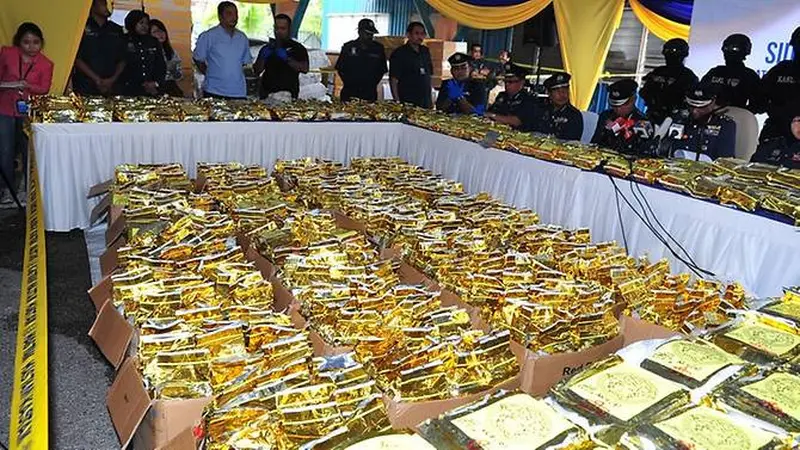 Pihak berwenang Malaysia menunjukkan hampir satu ton narkoba jenis sabu yang disita dari kontainer asal Malaysia (Royal Malaysia Custom)