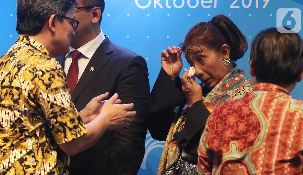 Mantan Menteri Kelautan dan Perikanan, Susi Pudjiastuti mengusap matanya saat acara Pisah Sambut Menteri Kelautan dan Perikanan di Jakarta, Rabu (23/10/2019). Susi digantikan Edhy Prabowo yang dipilih Presiden Jokowi di Kabinet Indonesia Maju periode 2019-2024. (Liputan6.com/Herman Zakharia)