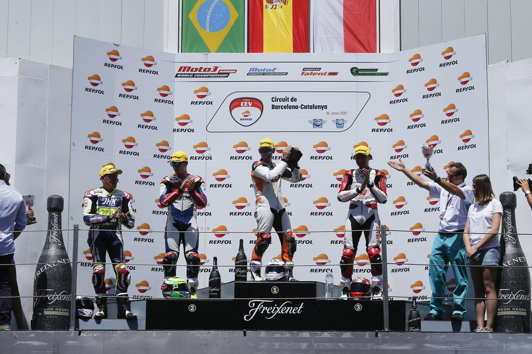 Pebalap Astra Honda Racing Team, Dimas Ekky Pratama (kanan), naik podium ketiga pada balapan pertama kelas Moto2 European Championship FIM CEV International seri Catalunya, Minggu (18/6/2017). (Astra Honda Racing Team)