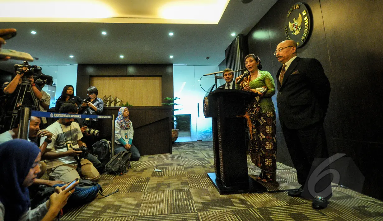 Menteri Kelautan dan Perikanan Susi Pudjiastuti (tengah) menjawab pertanyaan wartawan usai bertemu Sekretaris Angkatan Laut Amerika Serikat Ray Mabus di Jakarta, Senin (23/3/2015).  (Liputan6.com/Faizal Fanani)
