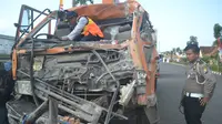 Petugas gabungan memeriksa kondisi truk tronton usai kecelakaan maut di Karangploso, Kabupaten Malang, Jawa Timur (Zainul Arifin/Liputan6.com)