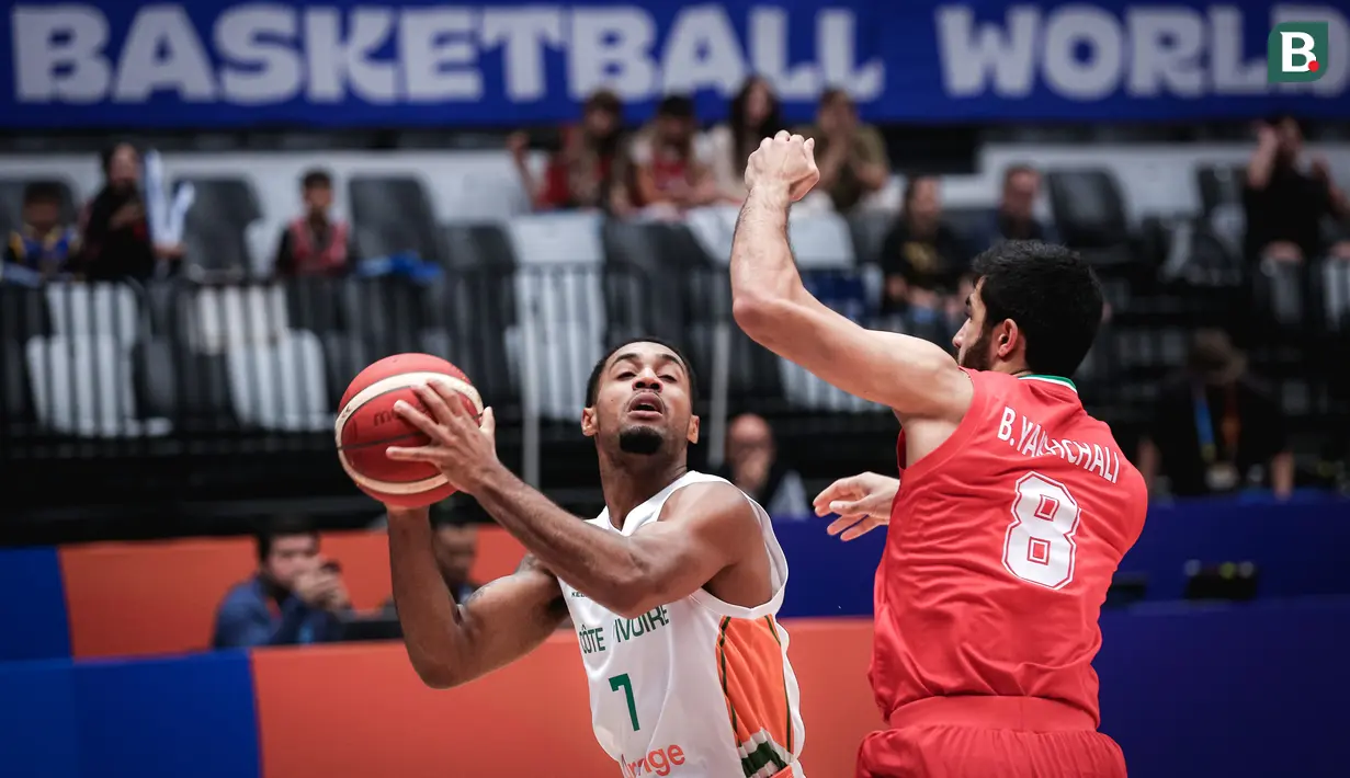 <p>Pebasket Pantai Gading, Maxence Dadiet (kiri) berusaha mengumpan bola dibayangi pebasket Iran, Behnam Yakhchali pada laga kedua Grup G Piala Dunia FIBA 2023 di Indonesia Arena, Senayan, Jakarta, Senin (28/08/2023). (Bola.com/Bagaskara Lazuardi)</p>