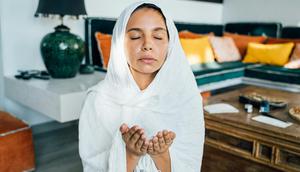 Ilustrasi Islam, muslimah berdoa. (Foto oleh Anna Tarazevich: https://www.pexels.com/id-id/foto/wanita-perempuan-kaum-wanita-mengenakan-8758343/)