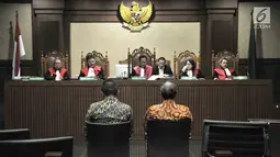 Terdakwa Irvanto Hendra Pambudi dan Made Oka Masagung menjalani sidang perdana kasus fee korupsi e-KTP di Pengadilan Tipikor, Jakarta, Senin (30/7). (Merdeka.com/Iqbal S Nugroho)