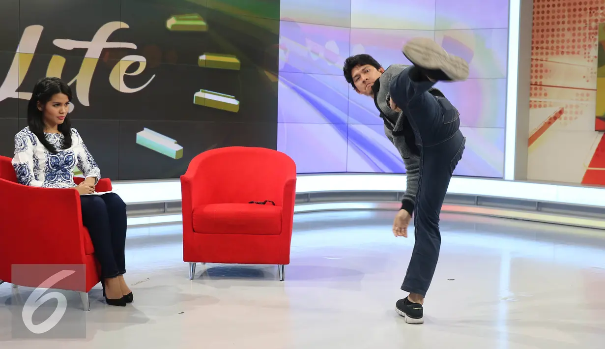 Iko Uwais beraksi saat menjadi bintang tamu di acara Dear Life, SCTV Tower, Jakarta, Rabu (28/7). Keahlian silat yang dimiliki Iko membuat dirinya menjuarai sejumlah turnamen. (Liputan6.com/Herman Zakharia)