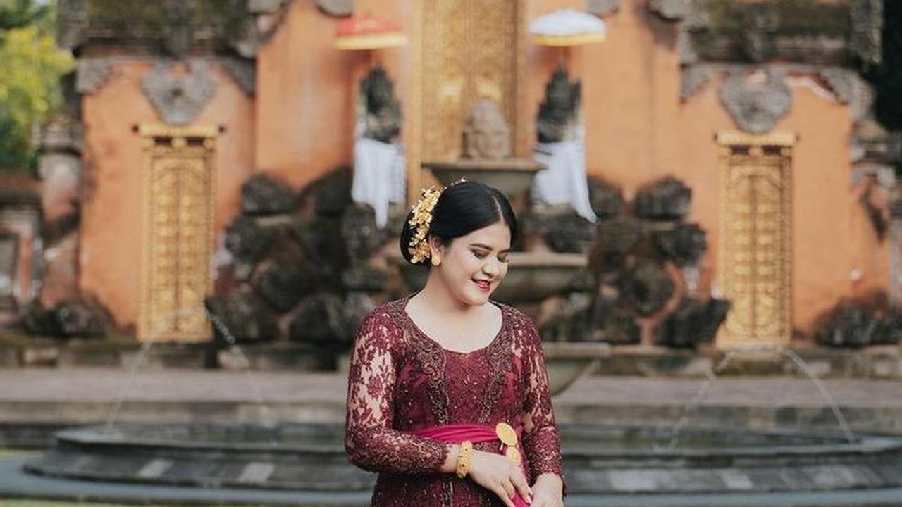 Dengan pesonanya yang tiada tara, kebaya terus menjadi bagian tak terpisahkan dari busana tradisional Indonesia yang membawa pesan tentang keindahan, keanggunan, dan kekuatan wanita Indonesia yang abadi.