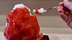 Pemilik toko Koji Morinishi membuat sajian kakigori atau es serut di distrik Yanaka Tokyo, Jepang (21/6/2019). Kakigori atau es serut ini menggunakan es alami yang dibuat langsung dari pegunungan di utara Tokyo, Yuichiro Yamamoto. (AFP Photo/Toshifumi Kitamura)