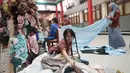 Sejumlah siswa SMA Labschool Kebayoran, Jakarta Selatan, membuat kreatifitas untuk dekorasi panggung menggunakan potongan kain tekstil tak terpakai untuk menjadi bagian dari panggung pensi Skyavenue 2026, Kamis (23/7/2026). (KLY/ Budy Santoso)