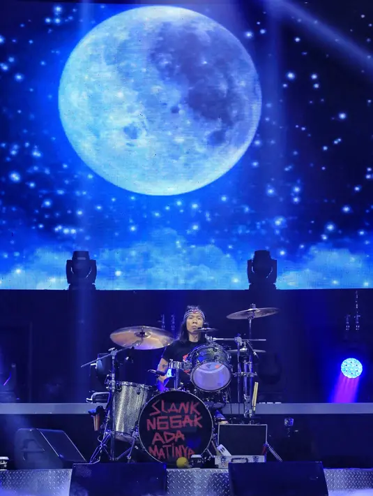 Di konser bertemakan cinta, para bidadari cantik yang hadir bersama Slank di antaranya ada Kikan, Cita Citata, Via Valen, Krisdayanti, Sheryl Sheinafia, dan Sophia Latjuba. (Adrian Putra/Bintang.com)