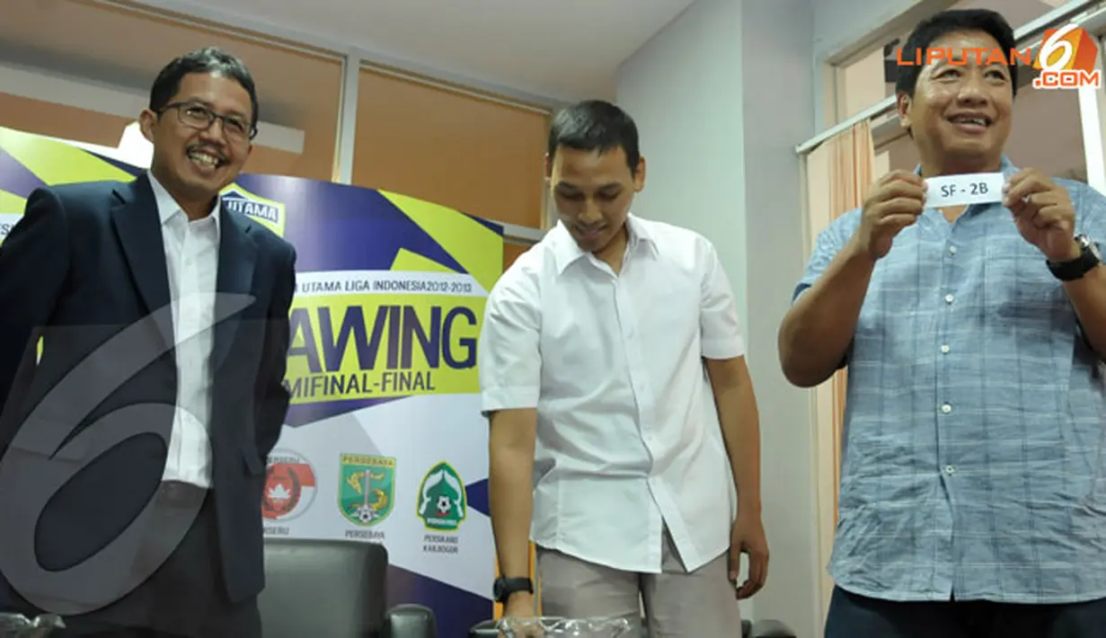 Perwakilan tim Perseru Serui menunjukkan hasil undian drawing babak semifinal Liga Indonesia 2013 (Liputan6.com/ Helmi Fithriansyah) 