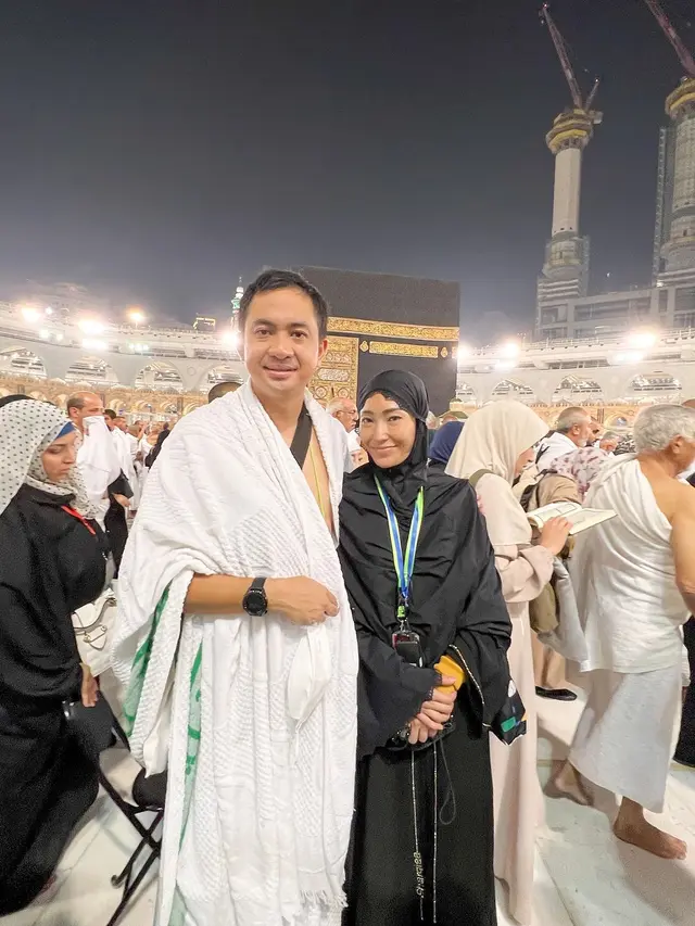 [Fimela] Ayu Dewi dan Regi Datau umrah