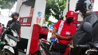 Petugas melayani pembelian BBM jenis pertamax di SPBU di Jakarta, Selasa (3/1/2023).Selain menurunkan harga Pertamax, pemerintah juga menurunkan harga Pertamax Turbo (RON 98) yang turun harga dari Rp15.200 per liter menjadi Rp14.180 per liter sejak penyesuaian harga terakhir. (Liputan6.com/Angga Yuniar)