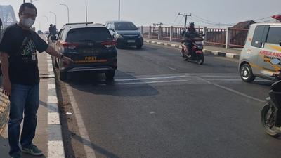 Brutal, Begal Tabrak Pegawai MBG hingga Bahu Patah di Jembatan Musi