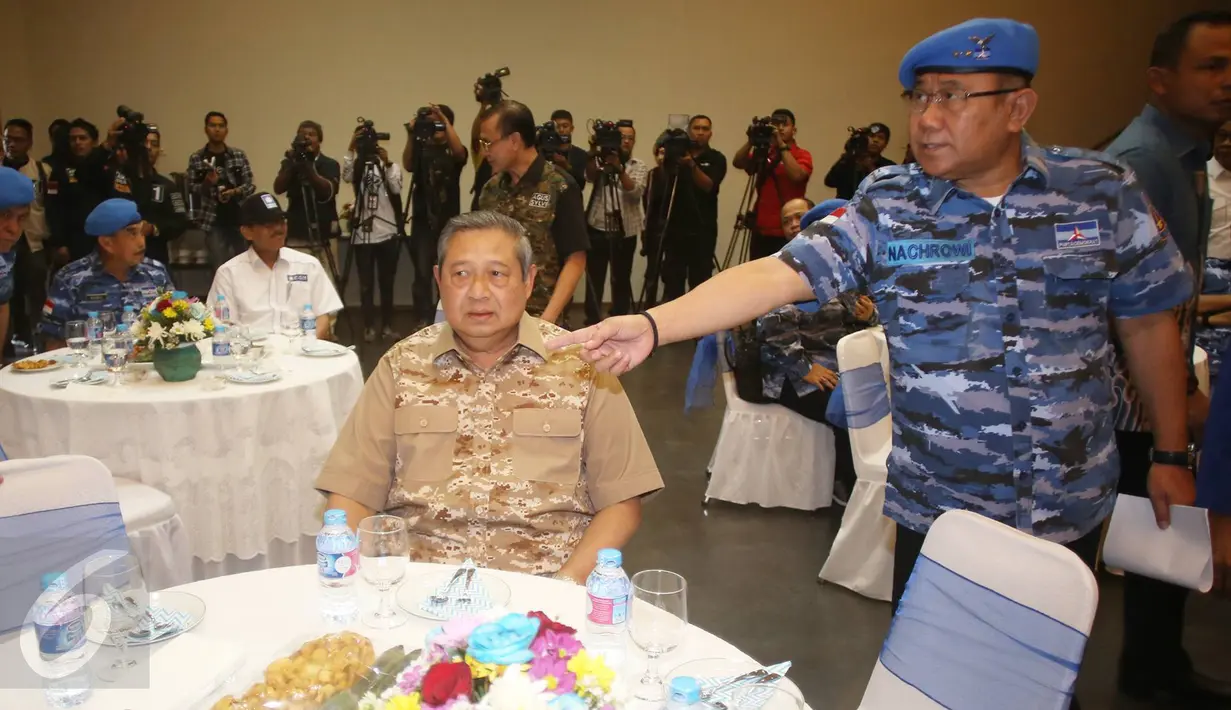 Ketum Partai Demokrat Susilo Bambang Yudhoyono (SBY) saat menerima anggota DPRD DKI Jakarta, Sabtu (4/2). Pertemuan membahas sejumlah persiapan yang harus dilakukan oleh seluruh elemen pengusung dan pendukung Agus-Sylvi. (Liputan6.com/Immanuel Antonius)