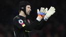 Kiper Arsenal, Petr Cech, menyapa suporter usai menaklukkan Crystal Palace 2-0. Kemenangan ini mengantar The Gunners naik ke posisi tiga klasemen Liga Inggri 2016-2017 menggeser posisi Manchester City. (Reuters/Stefan Wermuth)