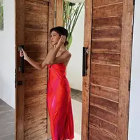 Zsa Zsa Utari sering kali berlibur di Bali, dia pun slelalu mengabadikan momen liburan di media sosial