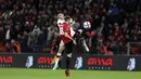 Penyerang Polandia Robert Lewandowski dan bek Albania Ardian Ismajli berebut bola pada lanjutan Kualifikasi Piala Dunia 2022, di Air Albania Stadium, Rabu (13/10/2021) dini hari WIB. Kemenangan Polandia 1-0 atas Albania diwarnai aksi pelemparan botol oleh suporter. (AP Photo/Franc Zhurda)