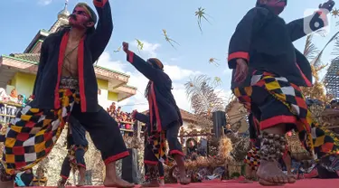 Sejumlah penari yang tergabung dalam komunitas lima gunung melakukan aksi tarian kuda lumping di Desa Mantran Wetan, Kabupaten Magelang, Jumat  (11/10/2019). Pertunjukan ini bagian dari Perayaan Saparan sebagai wujud syukur warga di desa itu. (Liputan6.com/Gholib)