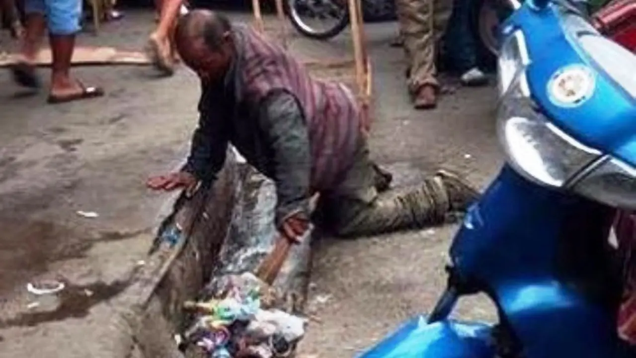 Foto Pria Tua Difabel yang Bersihkan Sampah Selokan Bikin Geram