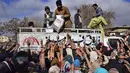 Orang-orang berdesak-desakan untuk membeli sekarung tepung terigu bersubsidi dari sebuah titik penjualan di Quetta, Pakistan, Kamis (12/1/2023). Pakistan saat ini sedang mengalami krisis sebagai akibat dari kekurangan tepung terigu yang parah. Pasokan tepung gratis sudah habis. (AP Photo/Arshad Butt)