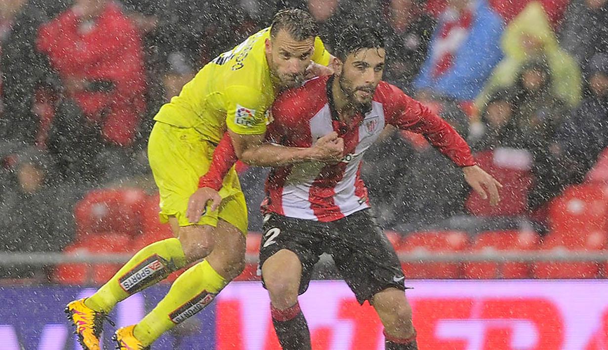 Penyerang Villarreal, Roberto Soldado, berebut bola dengan striker Athletic Bilbao, Eneko Boveda, pada laga La Liga di Stadion San Memes, Spanyol, Sabtu (6/2/2016). Kedua tim bermain imbang 0-0. (AFP/Ander Gillenea)