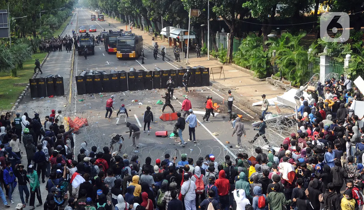 Polisi terlibat bentrok dengan pengunjuk rasa yang menolak UU Cipta Kerja di kawasan Patung Kuda, Jakarta, Kamis (8/10/2020). (merdeka.com/Arie Basuki)