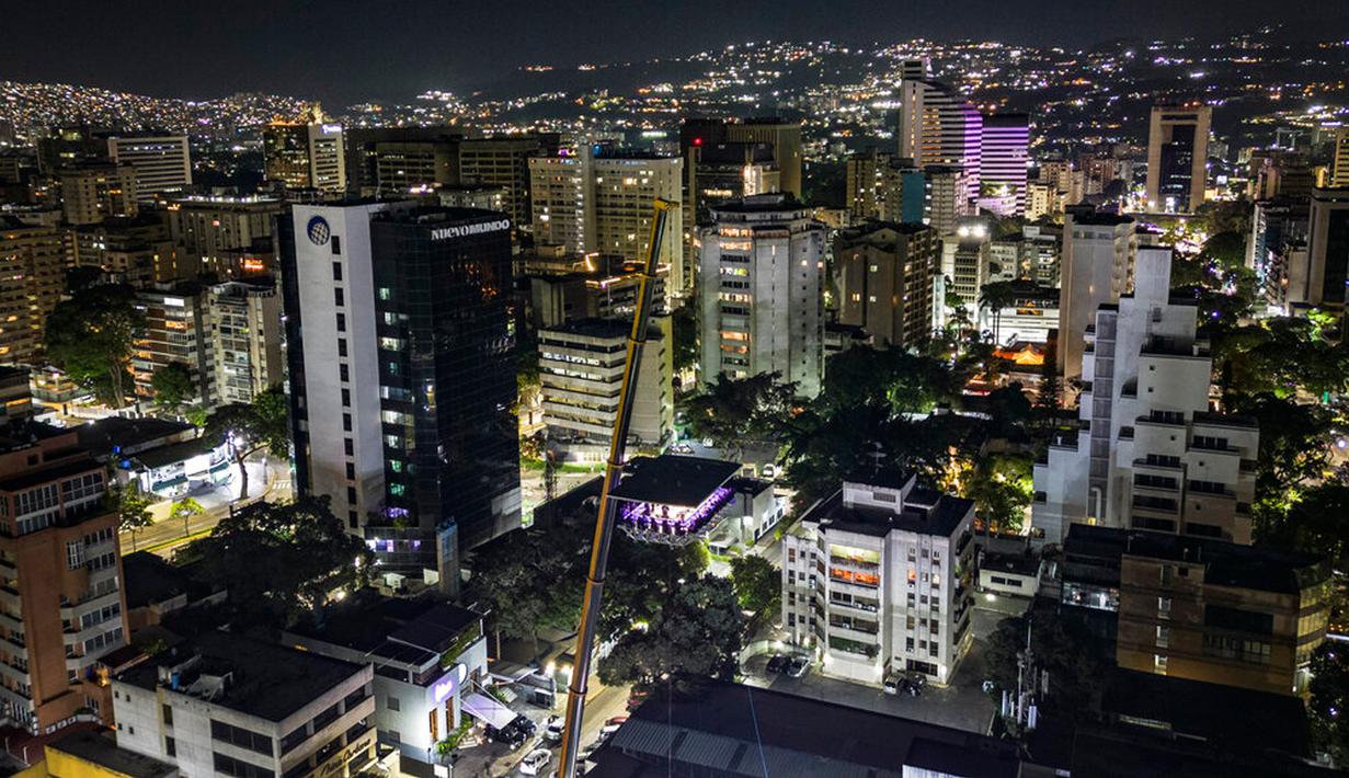 Pengunjung menikmati makan malam di Restoran Altum, Caracas, Venezuela, 22 Desember 2022. Restoran ini hanya diperuntukkan bagi 25 pengunjung. (AP Photo/Matias Delacroix)