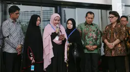 Istri penyidik Komisi Pemberantasan Korupsi Novel Baswedan, Rina Emilda (ketiga kiri) mengikuti aksi peringatan 100 hari penyerangan suaminya di gedung KPK, Jakarta, Kamis (20/7). (Liputan6.com/Helmi Afandi)