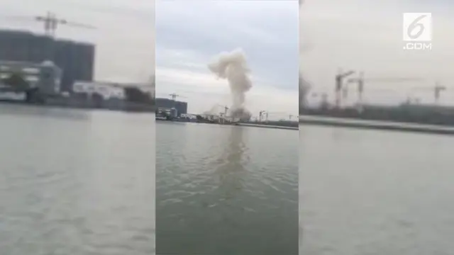 Sebuah rekaman menunjukkan ledakan pabrik di China.