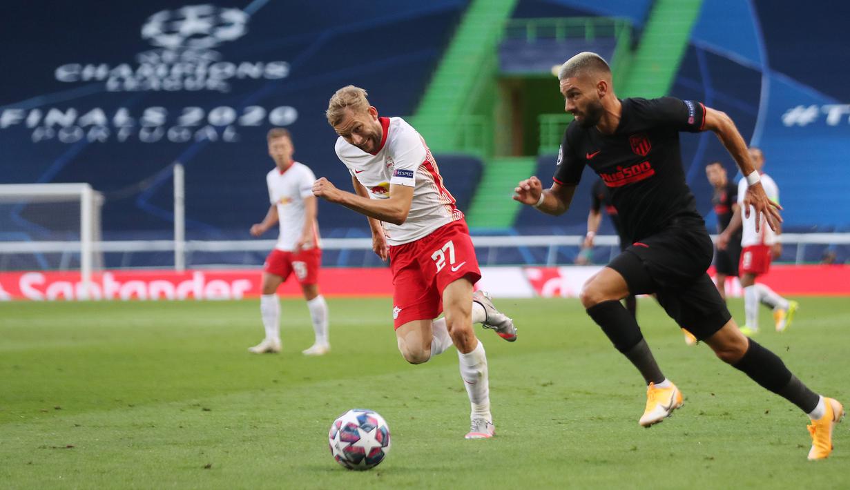 Gelandang RB Leipzig, Konrad Laimer, berebut bola dengan gelandang Atletico Madrid, Yannick Carrasco, pada perempat final Liga Champions 2019/2020 di Estadio Jose Alvalade, Jumat (14/8/2020) dini hari WIB. RB Leipzig menang 2-1 atas Atletico Madrid. (AFP/Miguel A. Lopes/pool)