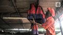 Petugas PPSU menyiapkan perlengkapan SAR saat kegiatan antisipasi banjir di Posko Siaga Bencana Kelurahan Sunter Agung, Jakarta, Senin (18/10/2021). Kegiatan dalam rangka memeriksa kesiapan tim dan perlengkapan SAR untuk penanganan banjir saat musim penghujan. (merdeka.com/Iqbal S. Nugroho)