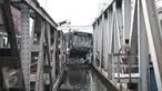Petugas mengevakuasi bus transjakarta yang terperosok ke sungai usai ditabrak kereta Senja Utama Solo di perlintasan Jalan Mangga Dua, Jakarta, Kamis (19/5). Tak ada korban jiwa, namun sopir Transjakarta mengalami luka berat. (Liputan6.com/Faizal Fanani)