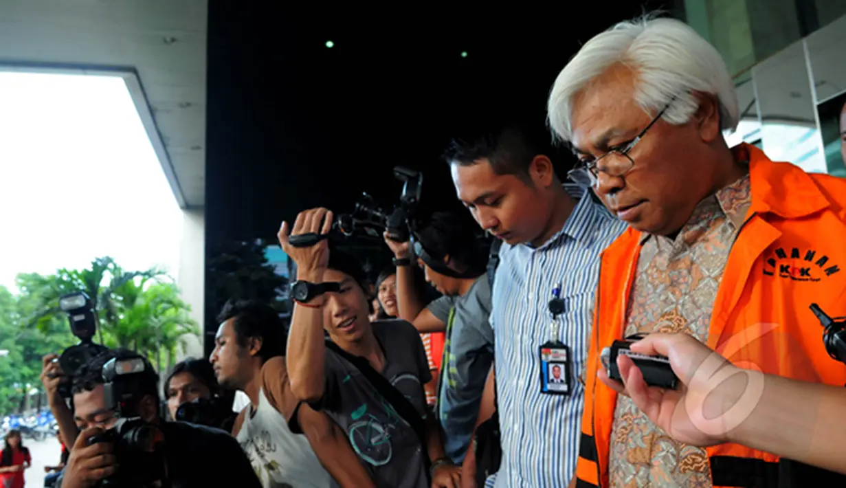 Suroso Atmo Martoyo usai menjalani pemeriksaan oleh KPK, Jakarta, Selasa (24/2/2015). Suroso menjadi tersangka suap proyek pengadaan bahan bakar Tetra Ethyl Lead di PT Pertamina pada 2004-2005. (Liputan6.com/Faisal R Syam)