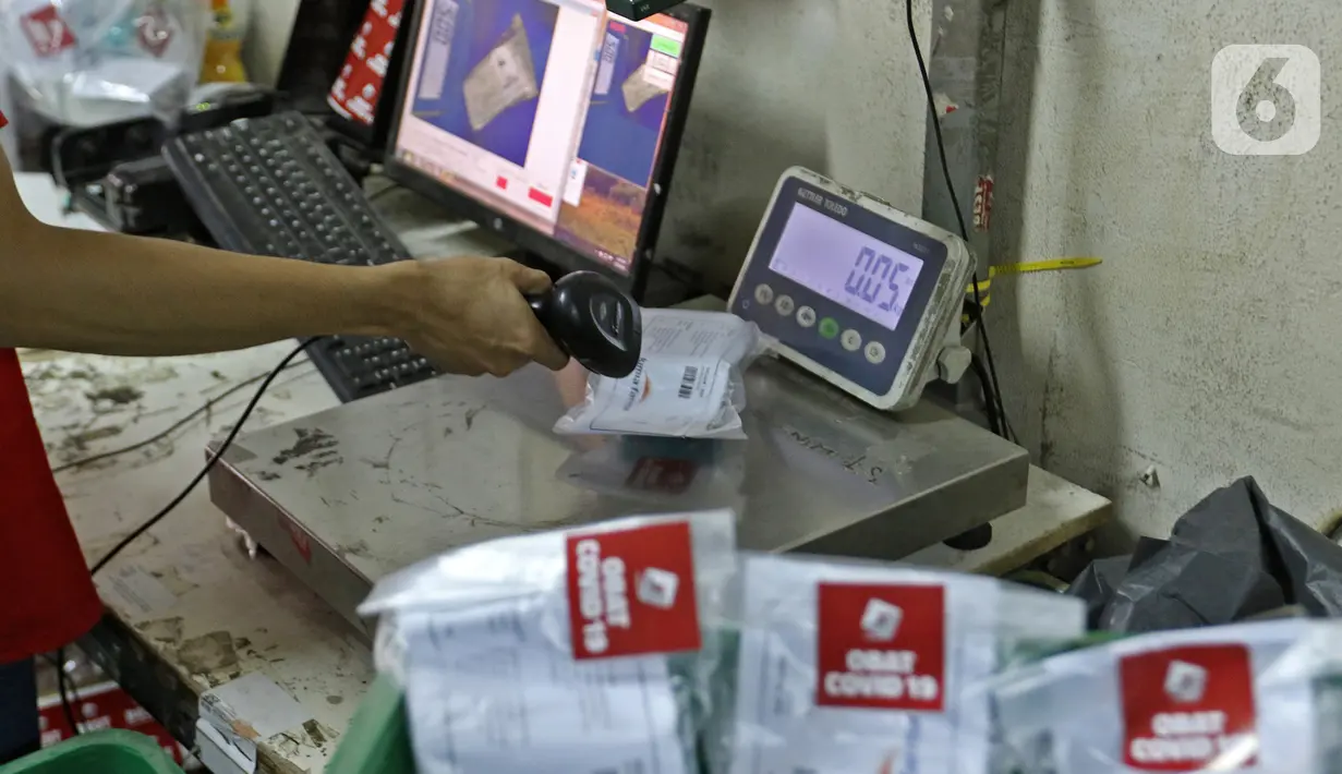Pekerja mendata paket obat COVID-19 di salah satu gerai ekspedisi SiCepat di Jalan K.S Tubun, Petamburan, Jakarta, Sabtu (17/7/2021). Pemerintah resmi membagikan 300 ribu paket obat gratis untuk pasien COVID-19 yang menjalani isolasi mandiri di Pulau Jawa dan Bali. (Liputan6.com/Herman Zakharia)