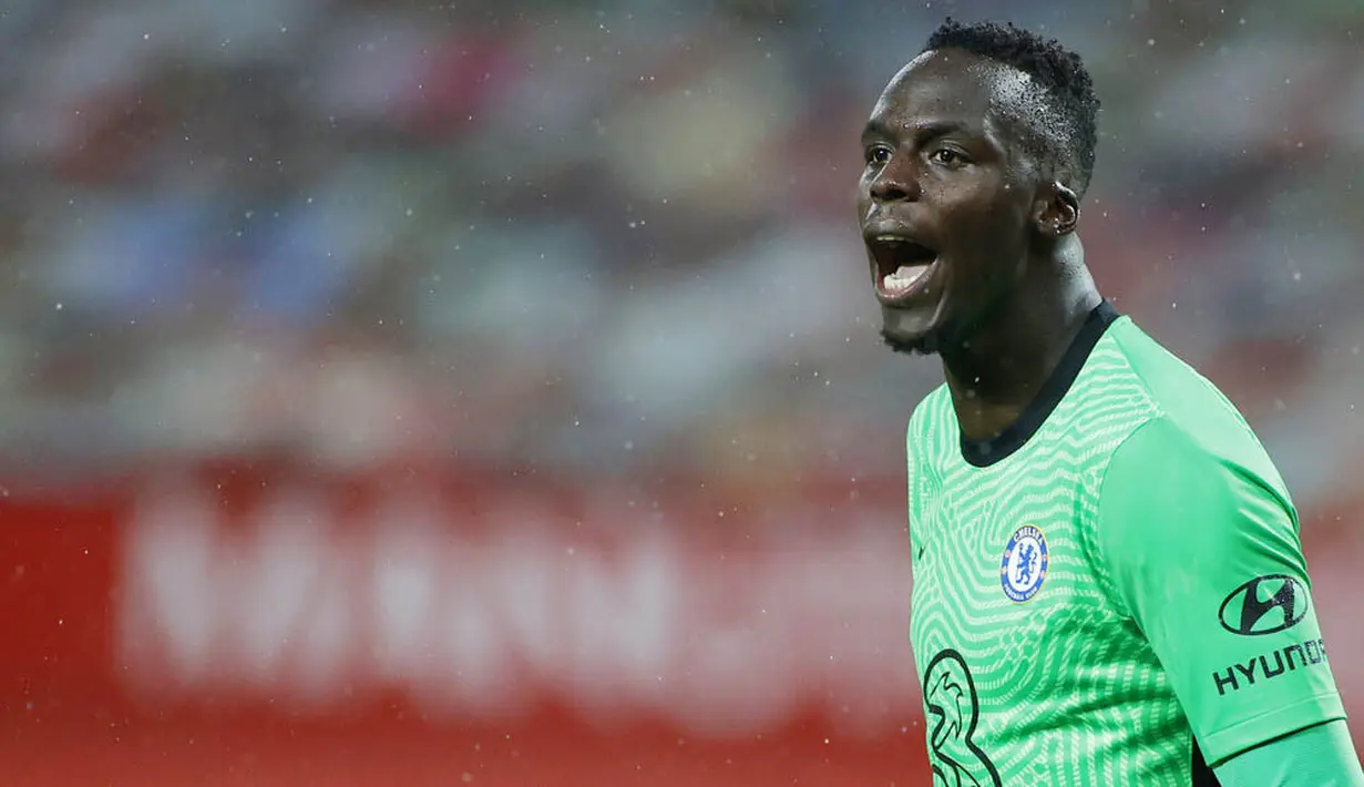 Kiper Chelsea, Edouard Mendy, saat pertandingan melawan Manchester United pada laga Liga Inggris di Stadion Old Trafford, Minggu (25/10/2020). Kedua tim bermain imbang 0-0. (Phil Noble/Pool via AP)