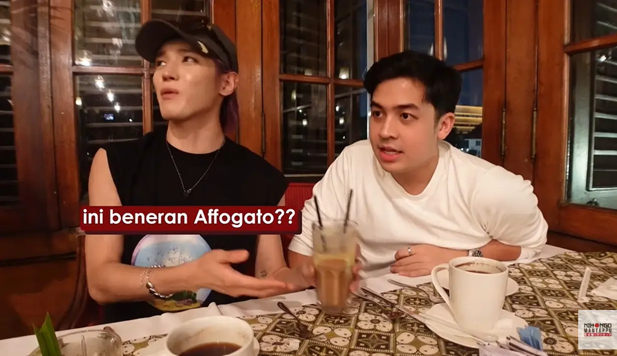 Penasaran, Taeyong lantas bertanya pada pelayannya, apakah minuman itu benar affogato yang dia maksud? Tapi pelayan itu juga memahami affogato sebagai avocado. (Foto: YouTube/ NihongoMantappu)