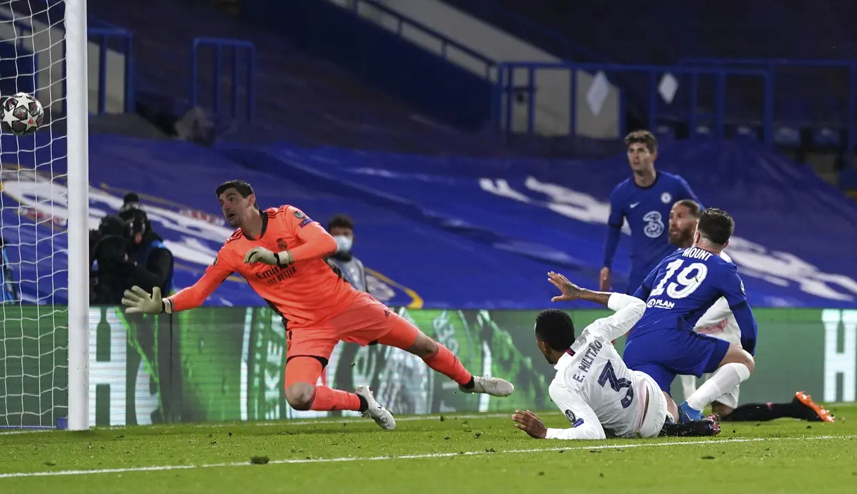 Gelandang Chelsea, Mason Mount (kanan) melepaskan tendangan yang berbuah gol kedua timnya ke gawang Real Madrid dalam laga leg kedua semifinal Liga Champions 2020/2021 di Stamford Bridge, London, Rabu (5/5/2021). Chelsea menang 2-0 atas Real Madrid. (PA via AP/Adam Davy)