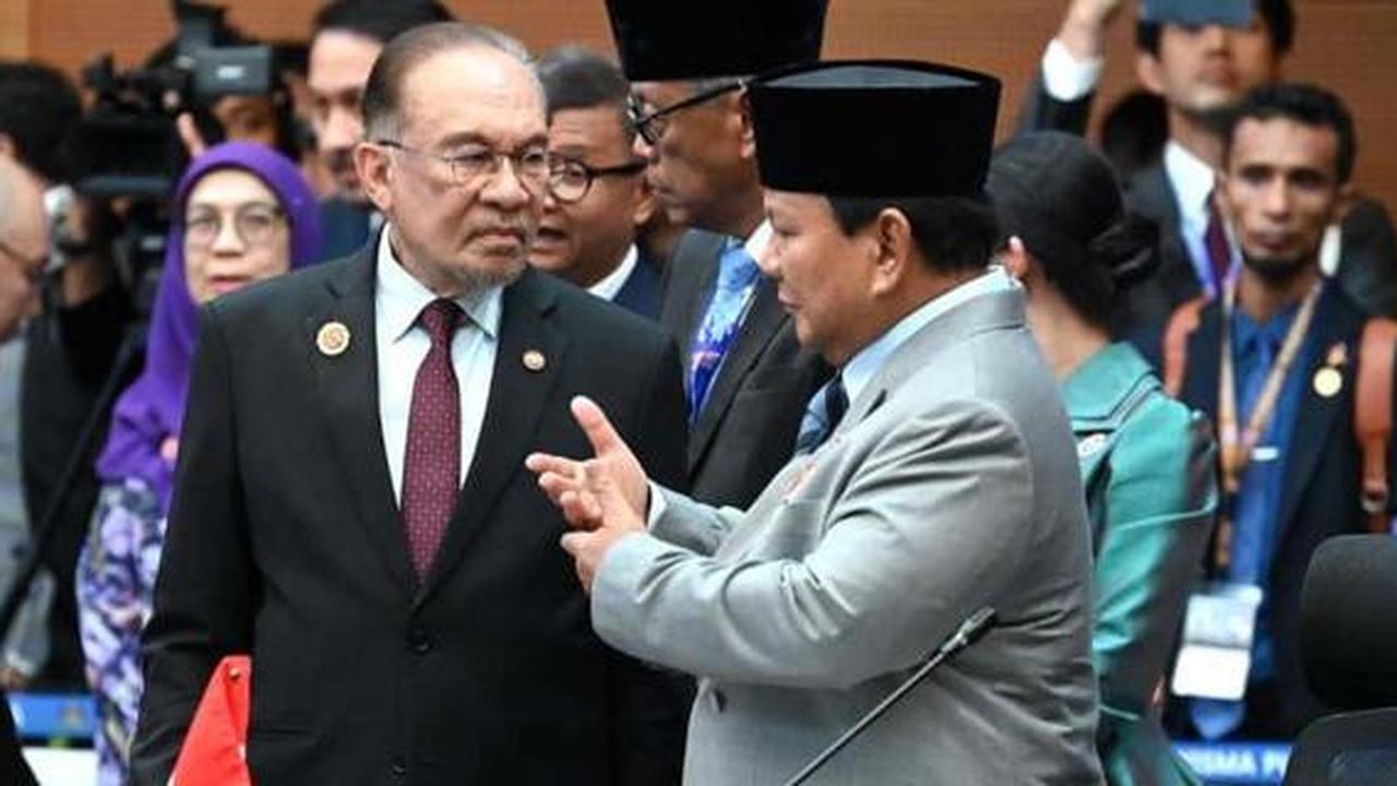 VIDEO: Momen Prabowo Kaget Langsung Berdiri Mendadak Didatangi PM Malaysia Anwar Ibrahim