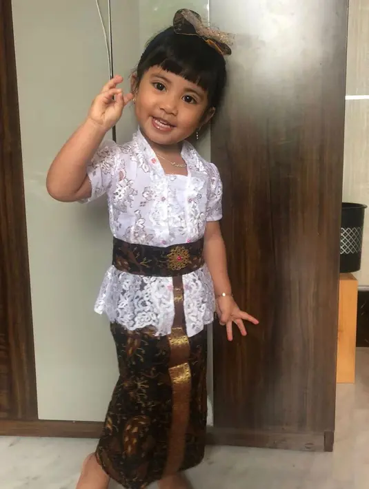 <p>Tampil anggun dengan kebaya bali agar si kecil ikut berpartisipasi dalam melestarikan budaya.&nbsp;(instagram/rachelvennya)</p>