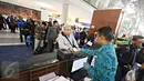 Penumpang mengantre cek in di counter Garuda Indonesia pada penerbangan perdana di Terminal 3 Bandara Soekarno Hatta, Tangerang (9/8). Angkasa Pura 2 menyiapkan 30 customer service mobile di Terminal 3. (Liputan6.com/Immanuel Antonius).