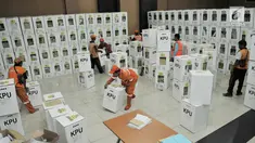 Petugas Penanganan Prasarana dan Sarana Umum (PPSU) merapikan kotak suara Pemilu 2019 wilayah Kecamatan Pulogadung di Gedung KNPI, Jakarta, Kamis (18/4). Penyimpanan logistik Pemilu 2019 di wilayah kecamatan dilakukan di satu tempat. (merdeka.com/Iqbal Nugroho)