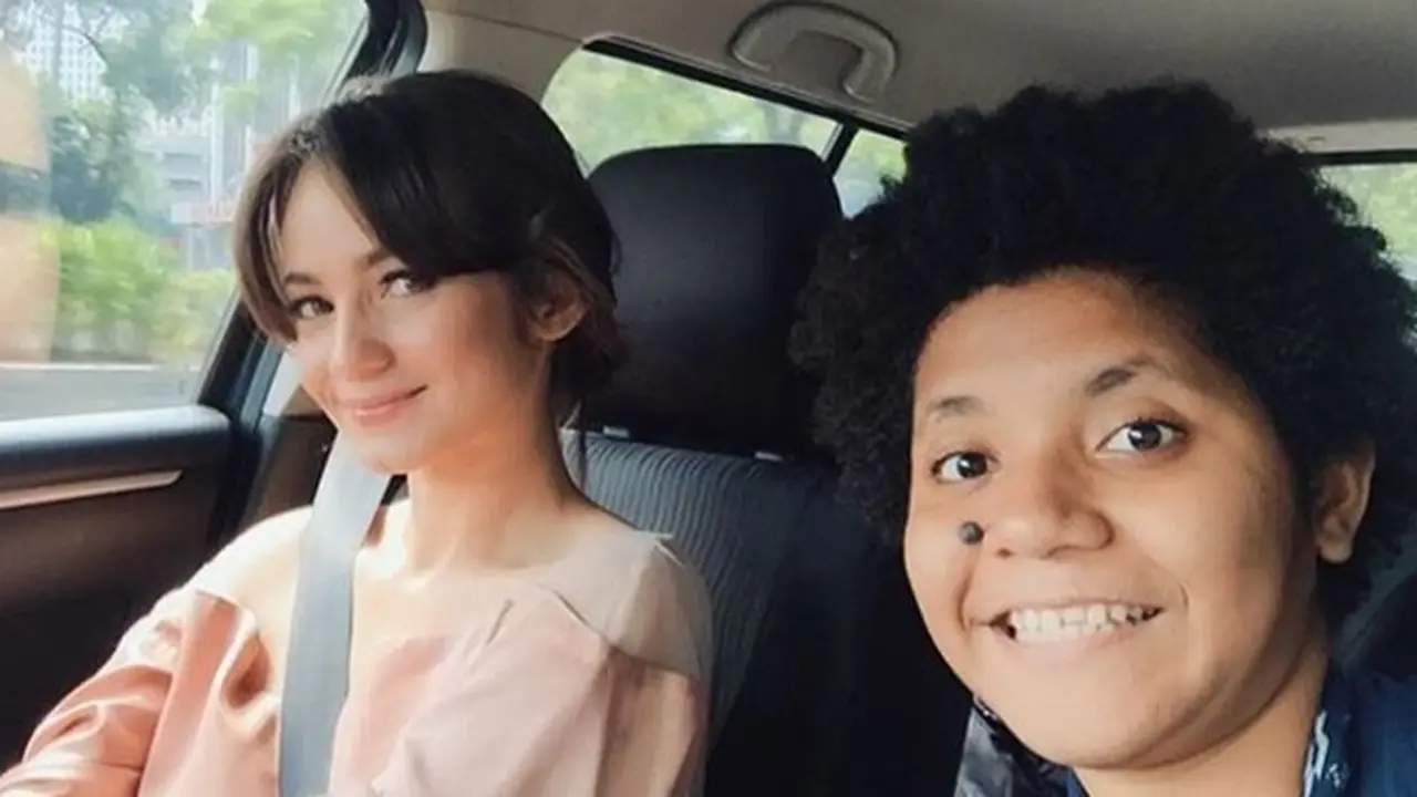 7 Potret Kebersamaan Enzy Storia dan Sang Adik, Kompak Banget